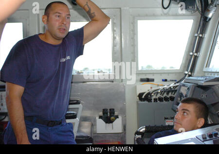 GUANTANAMO BAY, Cuba - Garde côtière canadienne Maître de 1re classe William Martinez, siégeant en tant que premier lieutenant du navire, sur les besoins de base et les opérations de l'équipage et le navire, comme matelot Seaman Apprentice Alex Donahue regarde sur, à bord-côte de la Garde côtière canadienne d'Ocracoke, amarrée à la station navale des États-Unis à Guantanamo Bay, le 11 mai 2008. La faucheuse est à quai dans la baie pendant quelques jours seulement avant de partir pour une autre mission. JTF Guantanamo effectue des soins sécuritaires et humaines et la garde des combattants ennemis. La foi mène des opérations d'interrogatoire pour recueillir du renseignement stratégique à l'appui de la Glo Banque D'Images