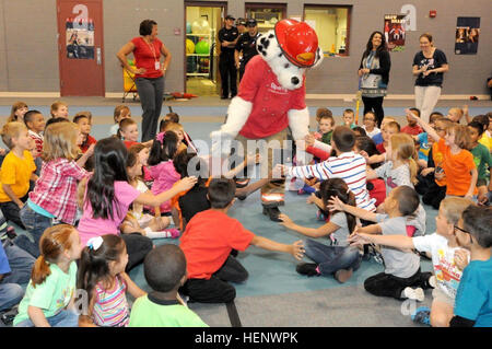 La mascotte du Service d’incendie de Fort Carson s’engage auprès des élèves pendant la semaine de prévention des incendies à l’école primaire Patriot, faisant la promotion de la sensibilisation à la sécurité incendie et de l’importance des détecteurs de fumée. Banque D'Images