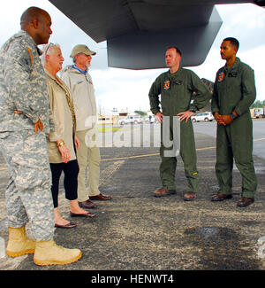 (De gauche), le général Darryl A. Williams, commandant de l'Afrique de l'armée américaine, l'ambassadeur américain au Libéria Deborah R. Malac et un représentant de l'USAID de parler avec l'équipage d'un Corps des Marines MV-22. Récemment, quatre MV-22 Ospreys à partir de la masse d'Air Maritime Task Force d'intervention de crise de 14-2, Moron, l'Espagne est arrivé à Monrovia, Libéria Marine pour prendre part à l'opération United de l'aide. L'Agence américaine pour le développement international est l'organisation gouvernementale américaine pour l'opération United de l'aide. U.S. Africa Command soutient leurs efforts en fournissant et commande cont Banque D'Images