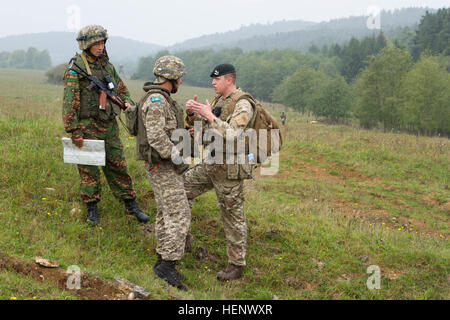 Couleur de l'armée britannique Le Sgt. Ian Phillips, contrôleur d'observateur, conseille le bataillon de maintien de Kazakhs Chef de cabinet, le Lieutenant-colonel Damir Altynbayev, alors qu'il patrouillait une frontière administrative au cours de l'exercice 2014 de l'Aigle des steppes, le 11 octobre au Centre de formation de préparation interarmées multinationale ici. L'armée britannique, 1er Régiment, les fusils, les sous-officiers participent à la steppe Eagle comme mentors et conseillers au KAZBAT. (U.S. Photo de l'armée par le Sgt. Tracy R. Myers, U.S. Army Central) ligne de démarcation administrative 141011-A-N086-694 Banque D'Images