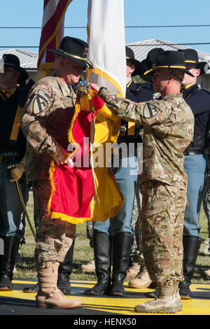 Le major-général Michael Factures (à gauche), commandant général de la première division de cavalerie, et le Sgt Commande. Le Major Andrew Barteky, le sergent-major de commandement de la division, la division uncase uncasing couleurs au cours d'une cérémonie à Cooper Champ à Fort Hood, au Texas, le 17 octobre. Factures et Barteky près de 80 soldats sont rentrés chez eux la nuit avant d'un déploiement de quatre mois en Afghanistan dans le cadre de l'opération Enduring Freedom. Environ 300 soldats du bataillon du Quartier général de la division et de l'Administration centrale déployée en juin pour prendre le commandement que le Commandement régional - Afrique du siège. Environ 70 soldats restera à t Banque D'Images