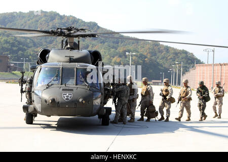 République de Corée Marines avec 9e Bataillon, 83e compagnie, 2e Division de marines et Marines des États-Unis avec l'entreprise C, 1er Bataillon, 3ème Marines monter un UH-60 Black Hawk de la société B, 2e Bataillon (assaut), 2e Régiment d'aviation, 2e Brigade d'aviation de combat combiné au cours d'un exercice d'assaut aérien le 25 octobre 2014. (U.S. Photo de l'armée par le Sgt. 1re classe Vincent Abril, 2e CAB OAP) oncle et neveu passer leur famille et la mission première 141015-A-ZF701-656 Banque D'Images