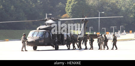 République de Corée Marines avec 9e Bataillon, 83e compagnie, 2e Division de marines et Marines des États-Unis avec l'entreprise C, 1er Bataillon, 3ème Marines monter un UH-60 Black Hawk de la société B, 2e Bataillon (assaut), 2e Régiment d'aviation, 2e Brigade d'aviation de combat combiné au cours d'un exercice d'assaut aérien le 25 octobre 2014. (U.S. Photo de l'armée par le Sgt. 1re classe Vincent Abril, 2e CAB OAP) oncle et neveu passer leur famille et la mission première 141015-A-ZF701-998 Banque D'Images