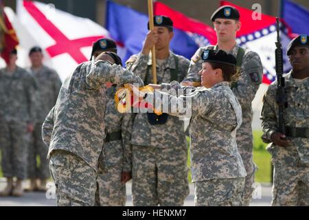 Le colonel Kimberly J. Daub et commande le Sgt. Le Major Ian C. Griffin l'équipe de commandement de la 101e Brigade de soutien furl la brigade de couleurs au cours d'une cérémonie le 27 octobre boîtier couleur à Fort Campbell, Kentucky. La brigade va déployer des soldats de trois de ses bataillons - le 101e Bataillon des troupes spéciales, le 129e Bataillon de soutien au maintien en puissance de combat et de la 716th bataillon de la Police militaire - de s'acquitter de son soutien logistique et de l'aide humanitaire dans le cadre de la mission de l'Agence des États-Unis pour le développement international a conduit le gouvernement américain complète réponse à l'épidémie d'Ebola en Afrique de l'Ouest. (U.S. Banque D'Images