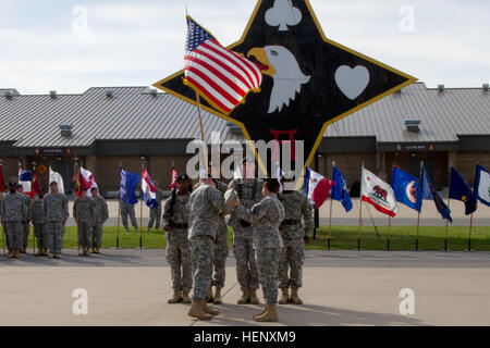 Le colonel Kimberly J. Daub et commande le Sgt. Le Major Ian C. Griffin l'équipe de commandement de la 101e Brigade la brigade de cas de maintien en puissance des couleurs dans son fourreau au cours d'une cérémonie le 27 octobre boîtier couleur à Fort Campbell, Kentucky. Depuis qu'il a reçu l'ordre de déployer à l'Afrique, l'unité a mené à la formation de pré-déploiement obligatoire et une formation spéciale sur l'utilisation appropriée de l'équipement de protection personnelle à protéger les soldats de contracter le virus d'Ebola et d'autres mesures de prévention des maladies nécessaires à la région (U.S. Photo de l'armée par le Sgt. Sinthia Rosario, 101e Brigade de soutien Public Affairs) 101e su Banque D'Images