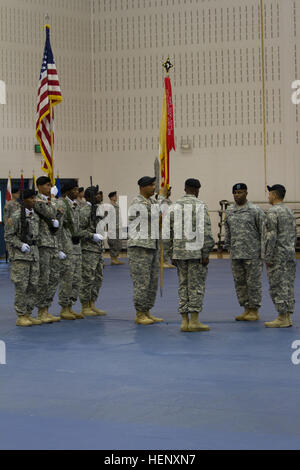 Les soldats de la 101e Bataillon des troupes spéciales, 101e brigade de maintien en puissance, 101e Division aéroportée, procéder à une cérémonie de changement de responsabilité le 28 octobre à Fort Campbell, Kentucky. Au cours de la cérémonie, le Sgt Commande. Le major Christopher T. Crawford, le conseiller principal pour le 101e bataillon de la STB, transmis à la commande couleurs Sgt. Le Major Frank M. Graham, nouveau conseiller principal. (U.S. Photo de l'armée par le Sgt. Leejay Lockhart, 101e Brigade de soutien Public Affairs) 101e Brigade de soutien commande accueille le Sgt. Le major Graham 141028-A-LS265-095 Banque D'Images