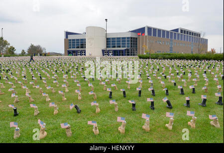 La Semaine d'appréciation de survivant militaires à l'extérieur de l'écran de démarrage McAuliffe Hall (la 101st Airborne Division siège), Fort Campbell, Kentucky, le 31 octobre 2014. Le personnel de la pension des services (SOS), Étoile d'Or les membres de la famille et de nombreux bénévoles ont aidé à recueillir, préparer et afficher près de 7 000 bottes (de rendre hommage aux membres du service) sur la base de la division du siège. Chacun avait un tag avec une photo, nom et date d'un passé militaire qui ont sacrifié leur vie, au cours de la guerre mondiale contre le terrorisme du 11 septembre 2001 à aujourd'hui. SOS a reçu un don du bottes Banque D'Images