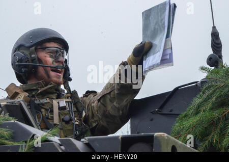 Un soldat danois Royal de la Compagnie Alpha, 3e Bataillon de Reconnaissance de la garde, Régiment de hussards communique son emplacement tout en effectuant des opérations de ratissage au cours de l'exercice Combined Résoudre III lors de la préparation à l'interarmées multinationale Centre à Hohenfels, Allemagne, le 3 novembre 2014. Résoudre combiné III est un exercice multinational, qui comprend plus de 4 000 participants de l'OTAN et des pays partenaires, et est conçu pour fournir une formation complexe scénario qui met l'accent sur les multinationales unified opérations terrestres et renforce l'engagement des États-Unis à l'OTAN et l'Europe. (U.S. Photo de l'armée par la FPC. Sh Banque D'Images