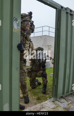 Les soldats danois Royal de la Compagnie Alpha, 3e Bataillon de Reconnaissance de la garde, Régiment de hussards rechercher dans les menaces tout en menant des opérations de ratissage au cours de l'exercice Combined Résoudre III lors de la préparation à l'interarmées multinationale Centre à Hohenfels, Allemagne, le 3 novembre 2014. Résoudre combiné III est un exercice multinational, qui comprend plus de 4 000 participants de l'OTAN et des pays partenaires, et est conçu pour fournir une formation complexe scénario qui met l'accent sur les multinationales unified opérations terrestres et renforce l'engagement des États-Unis à l'OTAN et l'Europe. (U.S. Photo de l'armée par la FPC. Shardesia Banque D'Images