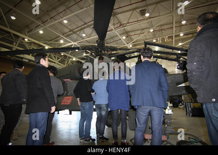 Le 4e Bataillon de Reconnaissance, d'attaque, 2e Brigade d'aviation de combat a organisé une tournée aux côtés de USAG PNB Humphreys pour 23 étudiants de l'Université nationale de Kongju, 4 novembre 2014, au Camp Humphreys. Les pilotes et membres d'équipage de cabine 2 a montré aux étudiants l'hélicoptère Apache et informé les habiletés et capacités de l'avion. Nous faisons partie de la communauté et nous allons travailler ensemble avec nos voisins à faire de la Corée coréen plus fort. Les étudiants de l'Université nationale de Kongju CABINE 141104 visites 2e-A-KT125-420 Banque D'Images