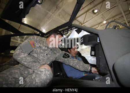 Le 4e Bataillon de Reconnaissance, d'attaque, 2e Brigade d'aviation de combat a organisé une tournée aux côtés de USAG PNB Humphreys pour 23 étudiants de l'Université nationale de Kongju, 4 novembre 2014, au Camp Humphreys. Les pilotes et membres d'équipage de cabine 2 a montré aux étudiants l'hélicoptère Apache et informé les habiletés et capacités de l'avion. Nous faisons partie de la communauté et nous allons travailler ensemble avec nos voisins à faire de la Corée coréen plus fort. Les étudiants de l'Université nationale de Kongju CABINE 141104 visites 2e-A-KT125-539 Banque D'Images