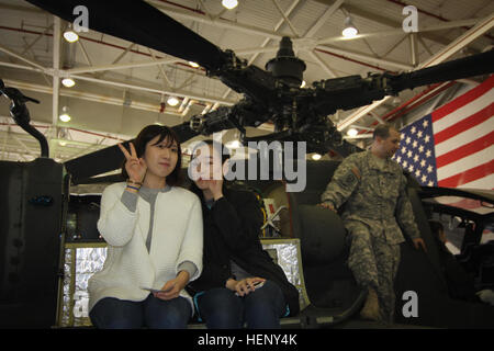 Le 4e Bataillon de Reconnaissance, d'attaque, 2e Brigade d'aviation de combat a organisé une tournée aux côtés de l'ARMÉE AMÉRICAINE PNB Humphreys garnison pour 23 étudiants de l'Université nationale de Kongju, Novembre 4, 2014 au Camp Humphreys.Les pilotes et membres d'équipage de cabine 2 a montré aux étudiants l'hélicoptère Apache et informé les habiletés et capacités de l'avion.Nous faisons partie de la communauté et nous allons travailler ensemble avec nos voisins à faire de la Corée coréen plus fort. Les étudiants de l'Université nationale de Kongju CABINE 141104 visites 2e-A-KT125-628 Banque D'Images