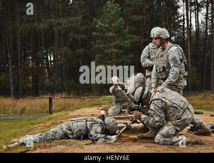 Dragoons affectés à 3e Escadron, 2e régiment de cavalerie mené d'opérations de mortier à Grafenwoehr Zone de formation situé à proximité de la Caserne de Rose, de l'Allemagne, le 6 novembre 2014. 3e, 2 Sqdn gamme mortier CR 141106-A-EM105-822 Banque D'Images