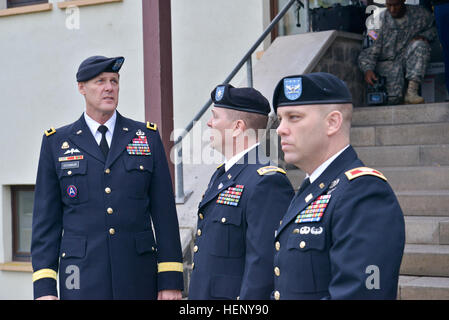 Le lieutenant-colonel John Motszko, 16e Brigade de soutien, des mémoires, le général John R. O'Connor (à gauche), général commandant de la 21e Commandement de soutien du théâtre, et le Colonel Scott Murray, commandant la 16e Brigade de maintien en puissance, au cours d'une promenade à travers de la zone de surveillance établie à Smith Barracks à Baumholder. Les membres de service venant de CDC défini l'éclosion d'Ebola dans l'Afrique de l'Ouest à l'appui de l'opération United passeront trois semaines d'aide à l'installation, une procédure mise en œuvre par excès de prudence pour éviter tout risque de transmission des infections de virus Ebola ou autres dis Banque D'Images