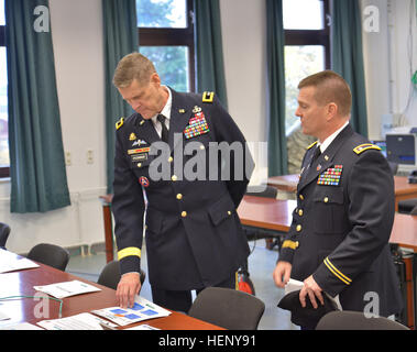 Le lieutenant-colonel John Motszko, 16e Brigade de soutien, des mémoires, le général John R. O'Connor (à gauche), général commandant de la 21e Commandement de soutien de théâtre, au cours d'une promenade à travers de la zone de surveillance établie à Smith Barracks à Baumholder. Les membres de service venant de CDC défini l'éclosion d'Ebola dans l'Afrique de l'Ouest à l'appui de l'opération United passeront trois semaines d'aide à l'installation, une procédure mise en œuvre par excès de prudence pour éviter tout risque de transmission des infections de virus Ebola ou d'autres maladies. Le gouvernement des États-Unis dépasse les procédures Normes médicales Banque D'Images