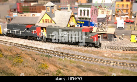 Un modèle train voyage en bas de la voie dans l'historique d'El Paso et modèle Railroad Association club house à El Paso, Texas, Novembre 9, 2014. L'EPHMRA, créé il y a plus de 50 ans, a commencé dans le sous-sol de la William Beaumont Army Medical Center, Fort Bliss, Texas. (U.S. Photo de l'armée par le Sgt. Jarred Woods, 16e Détachement des affaires publiques mobiles) El Paso Kalmbach Publishing  % % % % % % % %E2 % % % % % % % %80 % % % % % % % %99s Club fait revivre l'histoire 141107-A-ZA744-010 Banque D'Images