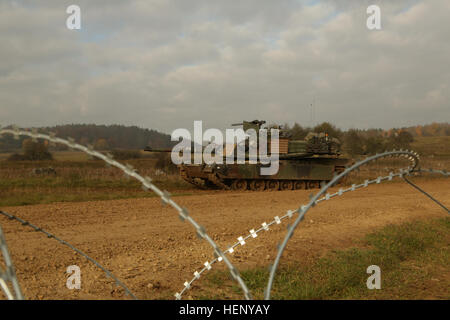 Un U.S. M1A2 Abrams tank du 2e Bataillon, 12e Régiment de cavalerie, 1 Brigade Combat Team, 1re Division de cavalerie scouts pour simuler les positions ennemies hostiles au cours de l'exercice Combined Résoudre III lors de la préparation à l'interarmées multinationale Centre à Hohenfels, Allemagne, 8 novembre 2014. Résoudre combiné III est un exercice multinational, qui comprend plus de 4 000 participants de l'OTAN et des pays partenaires, et est conçu pour fournir une formation complexe scénario qui met l'accent sur les multinationales unified opérations terrestres et renforce l'engagement des États-Unis à l'OTAN et l'Europe. (U.S. Photo de l'armée par la CPS. John Cress Banque D'Images