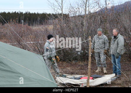 Sous-secrétaire de l'Armée Brad R. Carson, avec le Major-général Michael H. Shields, commandant général de l'armée américaine Alaska, voir une démonstration de traîneau akhio 18 novembre 2014. L'akhio traîneau est utilisé par USARAK Soldats dans tout l'Alaska pour la mobilité et la capacité de survie de l'Arctique. NWTC est situé à l'Black Rapids Site de formation, 130 milles au sud de Fort Wainwright, et est le premier ministre de l'Armée du centre de formation pour le temps froid et la haute altitude. USARAK soldats perfectionnent leurs habiletés ici en préparation pour une grande variété de situations à travers le Pacifique et l'Arctique. (Photo par le Sgt. Sean Callahan USARAK Banque D'Images