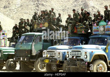 Nouvelles recrues dans des camions de charge après un exercice de tir réel au site de formation de l'Armée nationale afghane à Kaboul, en Afghanistan, le 27 mai 2002. Les forces spéciales de l'armée américaine soldats aident équiper et former la nouvelle armée afghane. (U.S. Photo de l'armée par le Sgt. Kevin P. Bell) (Sortie) des camions de l'Armée nationale afghane Banque D'Images