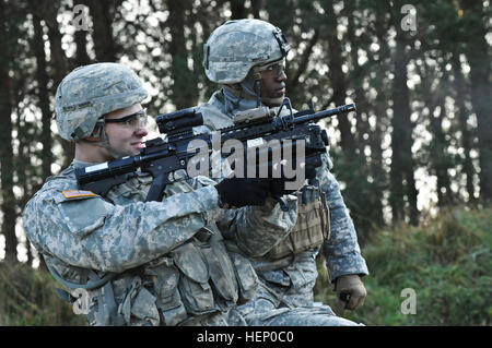 Dragoon Troopers attribué à 1er Escadron, 2e régiment de cavalerie fire 40 mm d'exercice à partir d'un lance-grenades M320 lors de leur qualification au lance-grenade gamme Zone d'entraînement Grafenwoehr situé près de la Caserne de Rose, de l'Allemagne, Novembre 25, 2014. Troopers sont familiarisés avec l'arme avant de pouvoir bénéficier plus tard dans la journée. 1ère Sqdn, 2 lance-grenades 141125 gamme CR-A-EM105-717 Banque D'Images