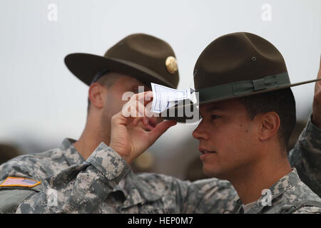Les candidats à la Drill Sergeant School de l'armée américaine reçoivent un couvre-chef traditionnel avant l'obtention de leur diplôme, symbolisant leur rôle dans la formation et la transformation des soldats, le maintien des normes et du patrimoine de l'armée. Banque D'Images