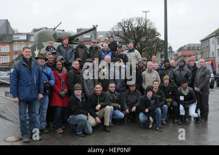 Les leaders supérieurs avec le 21e Commandement de soutien du théâtre debout à côté d'un char de combat au cours d'un trajet personnel memorial, le 5 décembre dernier. Les hauts dirigeants ont participé au tour du personnel d'apprendre l'histoire du siège de Bastogne à partir de la Bataille des Ardennes, appliquer les leçons tirées de l'expérience de combats à utiliser en application de courant et bâtir l'esprit de corps parmi les participants. (Photo par le sergent. Warren W. Wright Jr., 21e) d'affaires publiques TSC TSC 21 hauts dirigeants du personnel prendre tour à Bastogne 141205-A-HG995-005 Banque D'Images