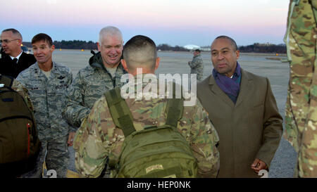 Environ 160 soldats de la 379e compagnie du génie de l'armée, la Garde nationale, sont accueillis par le gouverneur du Massachusetts. Deval Patrick, le Maj Gen L. Scott du riz, de l'adjudant général du Massachusetts, le général Craig Olsen, agente de programme pour le Commandement, Contrôle, Communications et réseaux de renseignement, le Colonel (P) Francis Magurn, commandant de la composante terrestre de la Garde nationale, et d'autres membres de la Garde nationale et du Massachusetts Hanscom Air Force Base, groupes de commandes à un avion-cérémonie côté ici, 5 décembre 2014. Les soldats de la 379e compagnie du génie, situé dans la région de Bourne, Mass. Banque D'Images