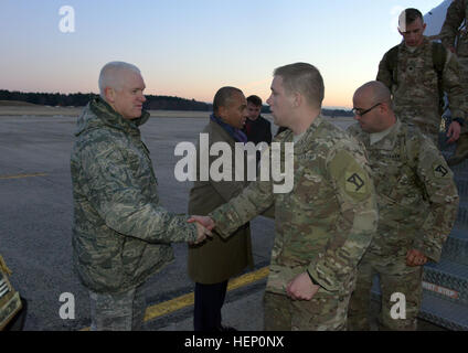 Environ 160 soldats de la 379e compagnie du génie de l'armée, la Garde nationale, sont accueillis par le gouverneur du Massachusetts Deval Patrick, le Maj Gen L. Scott du riz, de l'adjudant général du Massachusetts, le général Craig Olsen, agente de programme pour le Commandement, Contrôle, Communications et réseaux de renseignement et d'autres membres de la Garde nationale et du Massachusetts Hanscom Air Force Base, groupes de commandes à un avion-cérémonie côté ici, 5 décembre 2014. Les soldats de la 379e compagnie du génie, situé dans la région de Bourne, Mass., déployés en Afghanistan d'environ 9 mois à l'appui de Operati Banque D'Images