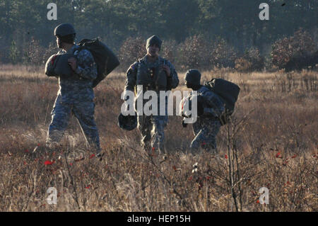 Les parachutistes de l'armée américaine font leur chemin à la rally point après l'atterrissage sur l'île de Luçon Zone de pose pour la 17e édition de Randy Oler Opération Memorial Toy Drop, organisé par l'armée américaine et des affaires civiles de la commande d'opérations psychologiques (Airborne), 10 décembre 2014, au Camp Mackall, N.C. Jouet opération Drop est la plus grande opération aéroportée combiné et permet aux soldats la possibilité d'aider les enfants dans le besoin reçoivent des jouets pour les fêtes. (U.S. Photo de l'armée par la CPS. Lisa Velazco) des soldats de l'Armée US à pied retour au point de ralliement après jump 141210-A-QW291-141 Banque D'Images