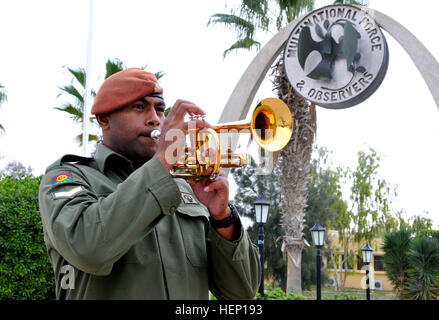 Membre du 2e Régiment d'infanterie de Fidji's band effectue au cours de robinets la Force multinationale et Observateurs Mémorial Gander annuel cérémonie tenue dans la péninsule du Sinaï, de l'Égypte le 12 décembre 2014. La cérémonie a lieu chaque année à son honneur les 248 soldats morts et huit membres d'équipage de l'accident d'avion à Gander, Terre-Neuve, Canada, le 12 décembre 1985. L'accident a coûté la vie à 248 soldats canadiens servant avec le 3e bataillon du 502e Régiment d'infanterie, 101ème Division Aéroportée 'Air Assault' qui rentraient chez eux à Fort Campbell, Ky., après un déploiement de six mois en Egypte à l'appui o Banque D'Images