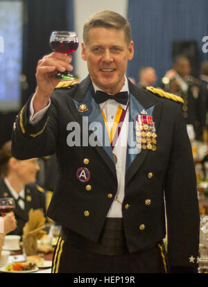 Le major-général John R. O'Connor, général commandant de la 21e Commandement de soutien du théâtre, propose un toast durant la 21e annuel TSC Maison de ballon au Club des Officiers de Ramstein ici, 13 décembre 2014. L'ambassadeur des États-Unis à l'Allemagne John B. Emerson a été l'orateur invité de la soirée. L'US Army Band and Chorus animations prévues pour la soirée. (U.S. Photo de l'armée par le sergent. Shane Dorschner) Ambassadeur rejoint  % % % % % % % %E2 % % % % % % % %80 % % % % % % % %98Team 21 % % % % % % % %E2 % % % % % % % %80 % % % % % % % %99 pour célébration saisonnière 141213-A-GW419-002 Banque D'Images