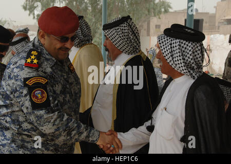 Le brigadier de la Police nationale irakienne. Le général el Ahmar, commandant de la Police nationale, la Brigade 1-1 salue des cheiks locaux après son arrivée à l'Jadida Piscine Publique, situé dans l'Est de Bagdad, l'Iraq, le 7 juin 2008. L Jadida piscine publique se prépare pour l'ouverture à la nouvelle installation. (U.S. Photo de l'armée par le sergent. Brian D. Lehnhardt/libérés) de la Police nationale irakienne Brig. Le général el Ahmar, commandant de la Police nationale, la Brigade 1-1 salue des cheiks locaux après son arrivée à l'Jadida Piscine Publique, situé dans l'Est de Bagdad, l'Iraq, le 7 juin 2008 080607-A-YE931-11 Banque D'Images