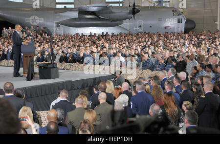 Le président des États-Unis, Barack Obama s'adresse à un public de 3 000 membres du service, les familles des militaires, les dirigeants élus et les familles Gold Star 15 déc. à l'intérieur d'un hangar de l'US Navy sur Joint Base McGuire-Dix-Lakehurst, New Jersey. Le but de la visite du président à Joint Base McGuire-Dix-Lakehurst est venu nous remercier pour leur service. S'exprimant également lors de l'événement étaient le Général de Margaret W. Boor, général commandant de l'armée de réserve 99e Commandement du soutien régional, et le Major-général Rick Martin, général commandant de l'US Air Force aérienne expéditionnaire Centre. Gold Star famille honorée au cours de présidium Banque D'Images