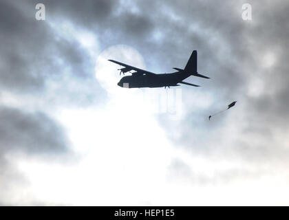 Un C-17 Hercules de la Base aérienne de Ramstein, en Allemagne, en gouttes un parachutiste au cours de la zone de dépôt au cours de l'Alzey 2014 Théâtre Quartier-maître de 5ème livraison aérienne de l'entreprise chute jouet le 15 décembre. Dix-huit nations ont participé à la chute à l'occasion de la période des fêtes et d'offrir des jouets aux enfants de la communauté militaire de Kaiserslautern. (Photo par le sergent. Warren W. Wright Jr., 21e) d'affaires publiques TSC Jouet opération Drop 141215-A-HG995-004 Banque D'Images