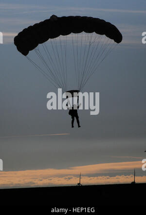 Un parachutiste en chute libre descend sur la zone de largage Alzey durant la 5e 2014 Théâtre Quartier-maître de la compagnie de livraison aérienne Toy Drop le 15 décembre. Dix-huit nations ont participé à la chute à l'occasion de la période des fêtes et d'offrir des jouets aux enfants de la communauté militaire de Kaiserslautern. (Photo par le sergent. Warren W. Wright Jr., 21e) d'affaires publiques TSC Jouet opération Drop 141215-A-HG995-015 Banque D'Images