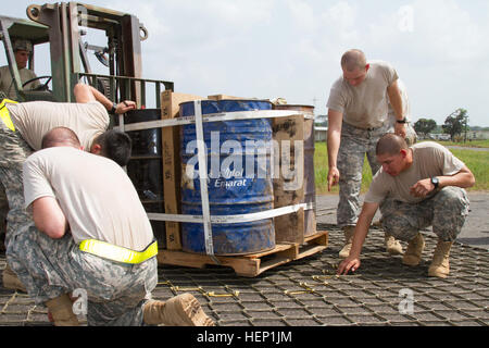 (De gauche à droite dans le sens horaire) PFC. William Stooksbury, circuit. Ignacio Madrid, le Sgt. Anton Novosselov et la FPC. Nathan Watson avec la 372e compagnie de transfert des cargaisons intérieures, 129e Bataillon de soutien au maintien en puissance de combat, la 101e Brigade de soutien, Groupe de travail Lifeliner, à partir de Fort Campbell, Ky., compter les carrés sur une élingue cargo net pour assurer l'équilibre de la charge de carburant d'urgence pour un laboratoire médical mobile situé à Greenville, au Libéria, dans le cadre de l'opération Assistance aux 21 décembre, 2014. L'opération United Assistance est une opération du Ministère de la Défense au Libéria pour fournir la logistique, t Banque D'Images