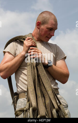 Le Sgt. Anton Novosselov avec la 372e compagnie de transfert des cargaisons intérieures, 129e Bataillon de soutien au maintien en puissance de combat, la 101e Brigade de soutien, Groupe de travail Lifeliner, à partir de Fort Campbell, Kentucky, prépare une élingue de charger le paquet d'urgence de carburant pour un laboratoire médical mobile situé à Greenville, au Libéria, dans le cadre de l'opération Assistance aux 21 décembre, 2014. L'opération United Assistance est une opération du Ministère de la Défense au Libéria pour fournir la logistique, de la formation et du soutien technique à l'Agence des États-Unis pour le développement international, a dirigé les efforts visant à contenir l'épidémie du virus Ebola en Afrique de l'ouest. (U.S. Arm Banque D'Images