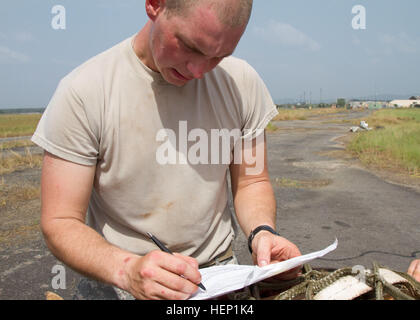 Le Sgt. Anton Novosselov avec la 372e compagnie de transfert des cargaisons intérieures, 129e Bataillon de soutien au maintien en puissance de combat, la 101e Brigade de soutien, Groupe de travail Lifeliner, à partir de Fort Campbell, Kentucky, remplit un formulaire d'inspection sur une élingue de charger le paquet d'urgence de carburant pour un laboratoire médical mobile situé à Greenville, au Libéria, dans le cadre de l'opération Assistance aux 21 décembre, 2014. L'opération United Assistance est une opération du Ministère de la Défense au Libéria pour fournir la logistique, de la formation et du soutien technique à l'Agence des États-Unis pour le développement international, a dirigé les efforts visant à contenir l'épidémie du virus Ebola dans nous Banque D'Images