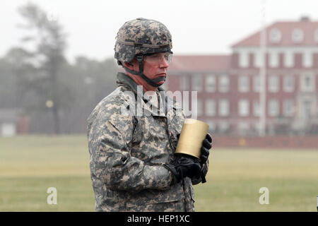 Le sergent Réserviste de l'armée. 1re classe Michael Earnest de Fort Knox, Ky., 84e commandement de l'instruction, de Fort Knox, Ky., est titulaire d'un chèque en blanc pour une ronde 105 mm Howitzer en attente de la commande de feu près de l'Waybur Theatre sur Fort Knox, Ky., janv. 3, 2015. La batterie de tir pratiqué Saluter 26 tours blanc en préparation pour le général de Scottie D. Carpenter's cérémonie de promotion et le 84e commandement formation Cérémonie de passation de commandement en Waybur Theatre Le 4 janvier 2015. (Photo par le Sgt. 1re classe Clinton Wood, 84e TC Affaires publiques) Batterie Salut 150103-A-HX393-016 Banque D'Images