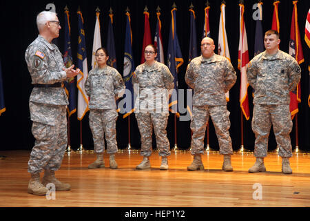 Le major-général Peter S. Lennon, Commandant général adjoint (soutien), U.S. Army Reserve Command, a parlé de plusieurs soldats de l'Armée de à quel point il est important de servir en tant que réserviste avant qu'il ont administré leur serment d'enrôlement cérémonie à Waybur Theatre sur Fort Knox, Kentucky, le 4 janvier 2015. L'Armée (Photo par le Sgt. 1re classe Clinton Wood, 84e commandement de l'instruction des affaires publiques) Serment d'Enrôlement 150104-A-HX393-006 Banque D'Images