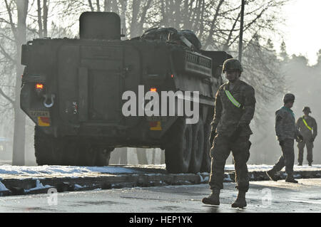 Dragoon Troopers affectés à l'Escadron, 3e régiment de cavalerie 2d charger Strykers à être transportés par train comme l'appareil se déplace d'assumer la direction de la formation avec leurs partenaires nationaux et alliés au cours de l'opération Atlantic résoudre à la caserne de Rose, de l'Allemagne, le 6 janvier 2015. 3e, 2 Sqdn Chargement Stryker CR 150106-A-EM105-245 Banque D'Images