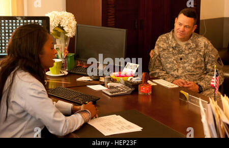 Paynesville Maire Cyvette Gibson, gauche, se réunit avec le Lieutenant-colonel John Hartke, commandant adjoint de la 36e Brigade du génie, le 8 janvier 2015, dans son bureau à Paynesville, au Libéria. Les deux ont discuté de la relation positive entre la brigade et la ville. Les soldats de la 36e. Bde. séjournez actuellement à la Police nationale de la GRC à Paynesville comme ils l'opération de soutien de l'aide. United Assistance est une opération du Ministère de la Défense au Libéria pour fournir la logistique, de la formation et du soutien technique à l'Agence des États-Unis pour le développement international, a dirigé les efforts visant à contenir la Banque D'Images