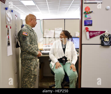 Le major-général Luis R. Visot, U.S. Army Réserver Chef de cabinet surprises Mme Cheryl Tompkins, U.S. Army Reserve Command spécialiste du renseignement, avec l'avis qu'elle a été déclarée dans la Double Eagle Effet Le programme au siège de l'USARC Jan 09, 2015. La DEE est un programme qui reconnaît ses coéquipiers qui sont des modèles dans leur façon de remplir leurs fonctions et de réfléchir de manière positive sur l'organisme. (U.S. Photo de l'armée par Brian Godette/libérés) US Army Réserver Double Eagle vigueur 150109-A-SQ484-018 Banque D'Images