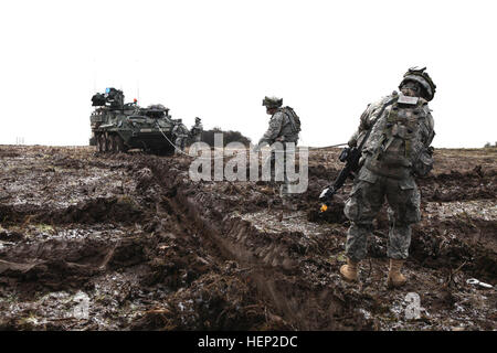 Des soldats américains de Némésis Troop, 4e Escadron, 2e régiment de cavalerie tirez le câble tout en déchirant l'écran du peloton au cours de l'effort à l'esprit que j'ai allié multinationale interarmées Centre de préparation à Hohenfels, Allemagne, le 15 janvier 2015. L'esprit des alliés de l'exercice comprend plus de 1 600 participants du Canada, Hongrie, Pays-Bas, Royaume-Uni, et l'esprit des alliés des États-Unis est l'exercice de l'interopérabilité tactique et les tests des communications sécurisées au sein des membres de l'alliance. (U.S. Photo de l'armée par la FPC. Lloyd Villanueva/libérés) Allied esprit je 150115-A-GT858-006 Banque D'Images