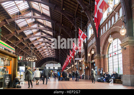 Copenhague, Danemark - 02 décembre 2016 : Les gens attendent leurs trains dans le hall principal de la Gare Centrale. Banque D'Images