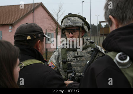 1ère Armée américaine, le Lieutenant Jordan Laughlin du 1er Escadron, 2e régiment de cavalerie parle avec les jeux de rôle les civils tout en menant la formation de reconnaissance au cours de l'effort à l'esprit des alliés de préparation interarmées multinationale Centre à Hohenfels, Allemagne, 18 janvier 2015. L'esprit des alliés de l'exercice comprend plus de 1 600 participants du Canada, Hongrie, Pays-Bas, Royaume-Uni, et l'esprit des alliés des États-Unis est l'exercice de l'interopérabilité tactique et les tests des communications sécurisées au sein des membres de l'Alliance. (U.S. Photo de l'armée par le Sgt. Gemma Iglesias/libérés) Allied esprit je 150117-A-QC664-001 Banque D'Images