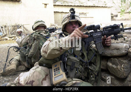 L'Armée US (USA) Sergent (Sgt) Brandon Cross, 3-505ème Infanterie, armé d'un 5,56 mm M4 Carbine, diriger les soldats à prendre une position défensive, à mesure qu'ils arrivent dans la ville de Gangikhel Malikasay, situé dans, l'Afghanistan, lors d'une mission de rechercher des forces ennemies et localiser la cache d'armes, au cours de l'opération ENDURING FREEDOM. Soldat de la 505ème régiment d'infanterie en Afghanistan Banque D'Images