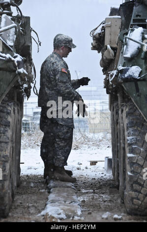 Dragoon troopers affectés à l'Administration centrale et le quartier général régimentaire, 2e régiment de cavalerie des troupes le long avec des soldats affectés à la 42e, effectuer la maintenance préventive et les services à leur matériel tandis que la construction d'un centre d'opérations tactiques du régiment au cours de l'esprit alliée à la zone d'entraînement JE Hohenfels située à Hohenfels, Allemagne, le 20 janvier 2015. Le but de l'exercice est d'effectuer un entraînement multinational ainsi que l'amélioration de l'interopérabilité des alliés entre les États-Unis et les forces de l'OTAN. Je l'esprit des alliés, Jour 8 150120-A-EM105-056 Banque D'Images