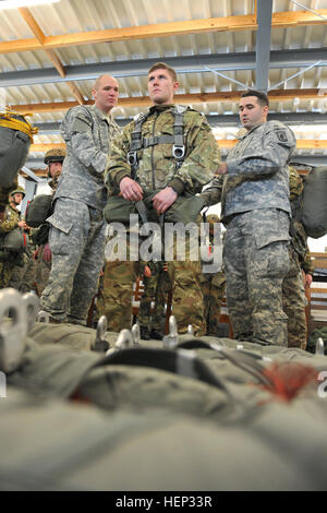 Les parachutistes américains, attribué à 1er Escadron, 91e Régiment de cavalerie, 173e Brigade aéroportée, don d'un parachute sur un soldat de l'armée britannique, affectés au 3e Bataillon du Régiment de parachutistes britanniques, lors de la 7e armée du commandement multinational interarmées d'entraînement Grafenwoehr, Allemagne, le 21 janvier 2015. (U.S. Photo de l'armée de l'information visuelle par Markus Rauchenberger Spécialiste/libérés) 1-91 CAV formation saut multinationales 150121-A-BS310-101 Banque D'Images