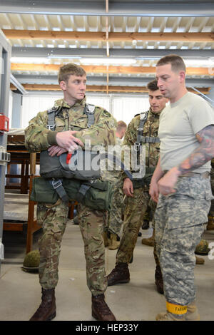 Un des parachutistes américains (à droite), avec 1er Escadron, 91e Régiment de cavalerie, 173e Brigade aéroportée, inspecte le parachute sur un soldat de l'armée britannique, affectés au 3e Bataillon du Régiment de parachutistes britanniques, lors de la 7e armée du commandement multinational interarmées d'entraînement Grafenwoehr, Allemagne, le 21 janvier 2015. (U.S. Photo de l'Armée de Matthias Fruth Spécialiste de l'information visuelle/libérés) 173e Brigade aéroportée effectue des opération aéroportée 150121-A-FS311-048 Banque D'Images